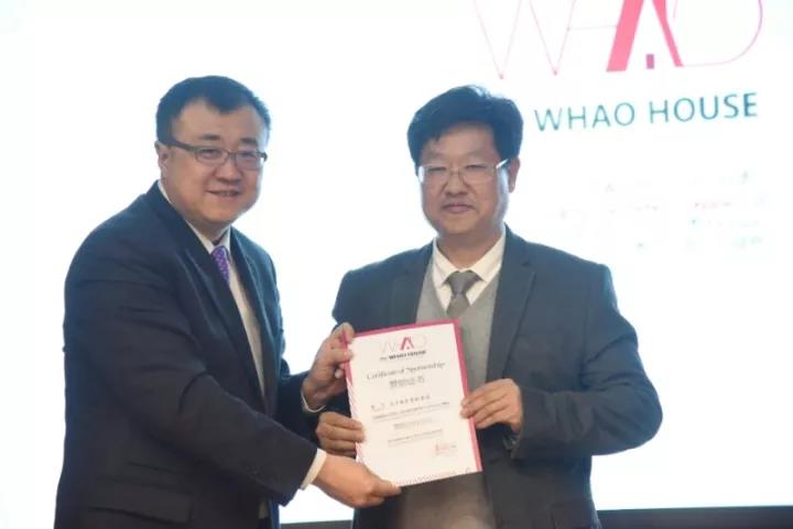 清華大學黨委常委、副校長楊斌為天豐綠色裝配集團總裁李旭祿頒發(fā)證書